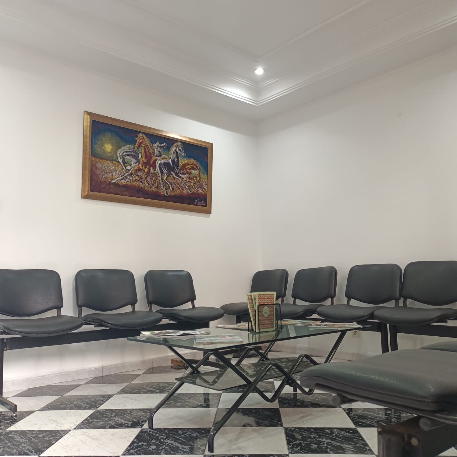 Salle d'attente du cabinet du Dr Aboughalem à Casablanca